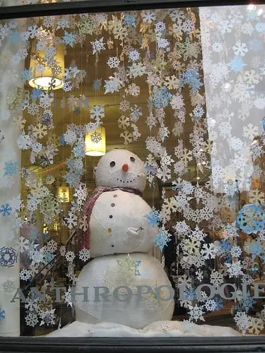 5 Cheap Holiday Window Display Ideas That Will Fill Your Small Store's Budget with Joy | Capterra 5 Cheap Holiday Window Display Ideas That Will Fill Your Small Store's Budget with Joy | Capterra